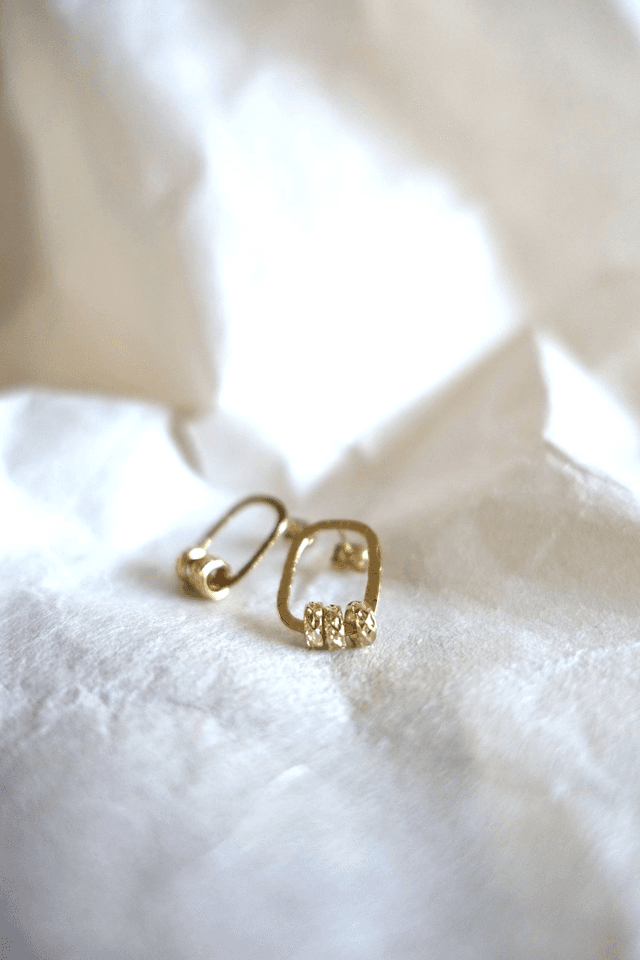Puces anneau martelé et perles texturisées
