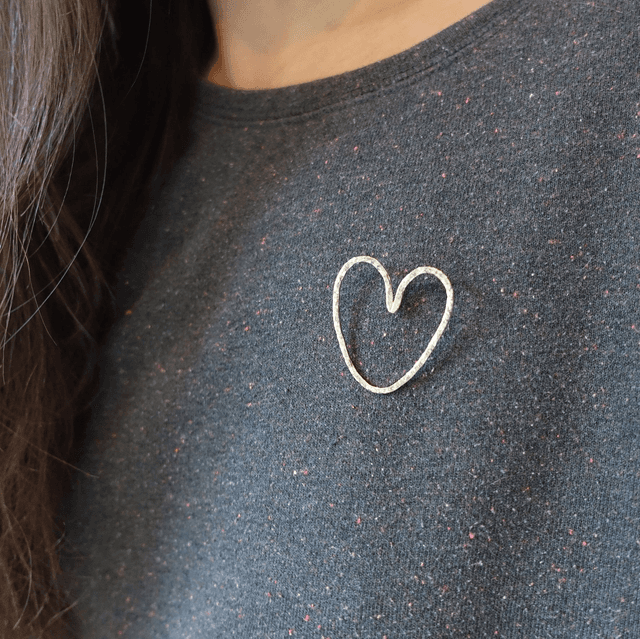 Pin&#039;s coeur martelé