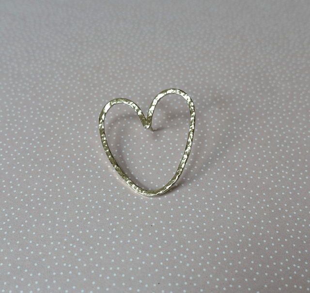 Pin's coeur martelé