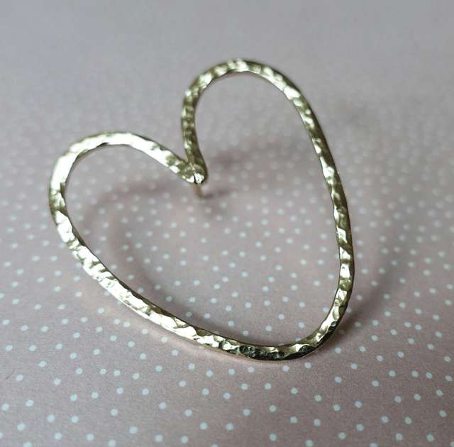 Pin's coeur martelé